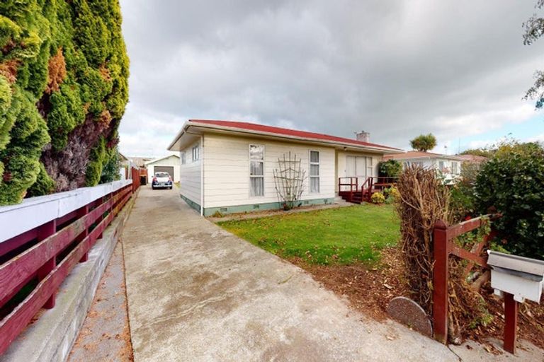 Photo of property in 6 Raglan Avenue, Cloverlea, Palmerston North, 4412