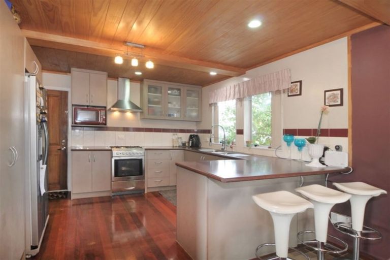 Photo of property in 2a Bamboo Grove, Kelston, Auckland, 0602