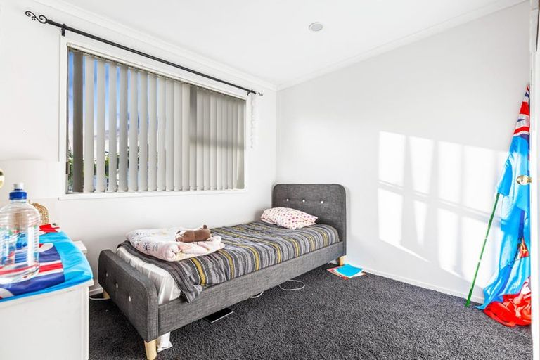 Photo of property in 28 Vina Place, Massey, Auckland, 0614