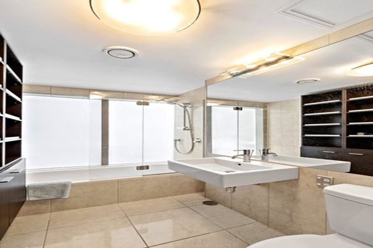 Photo of property in Aqua, 11/74 Oriental Parade, Oriental Bay, Wellington, 6011