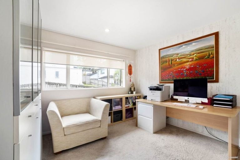 Photo of property in 17 Bintulu Place, Fairview Heights, Auckland, 0632