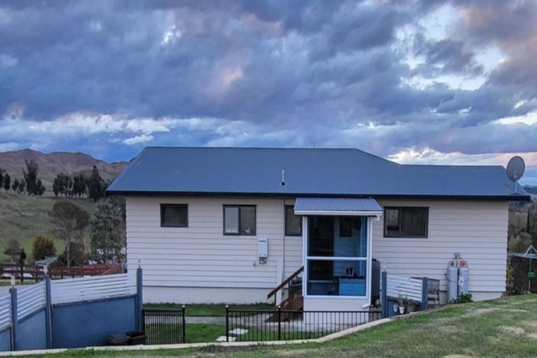 Photo of property in 1 Watts Street, Waipawa, 4210