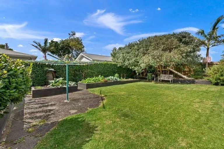 Photo of property in 10 Edgerton Road, Te Atatu Peninsula, Auckland, 0610