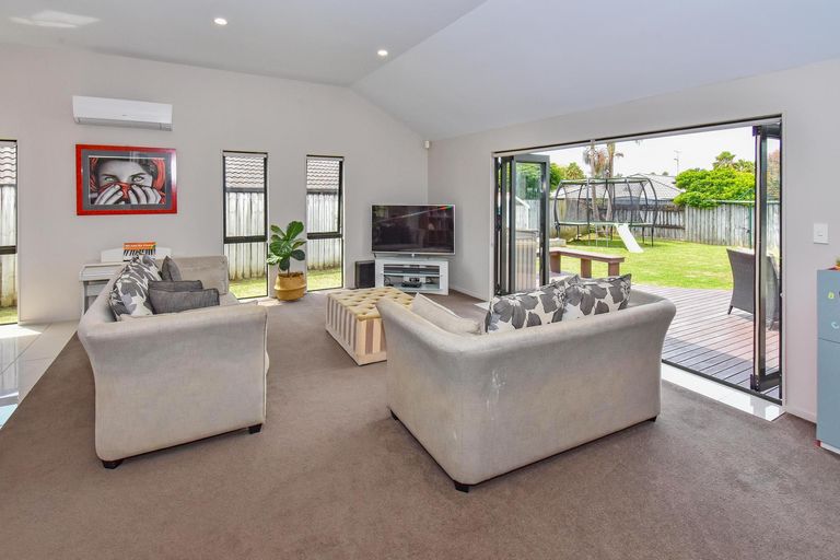 Photo of property in 18 Crannog Fen, Wattle Downs, Auckland, 2103
