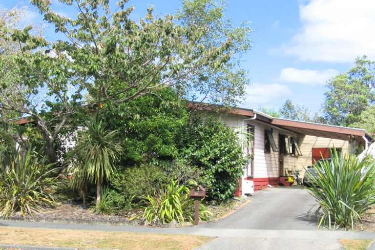 Photo of property in 38 Larchmont Grove, Totara Park, Upper Hutt, 5018