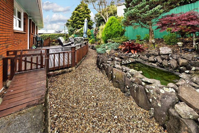 Photo of property in 2 Hilling Street, Titirangi, Auckland, 0604