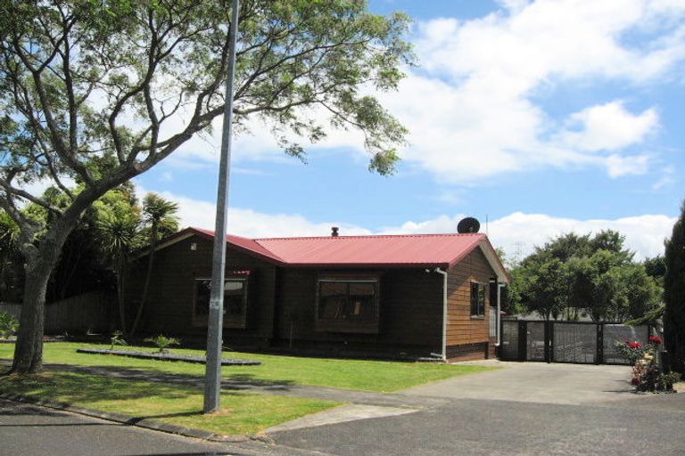 Photo of property in 6 Gardone Terrace, Conifer Grove, Takanini, 2112