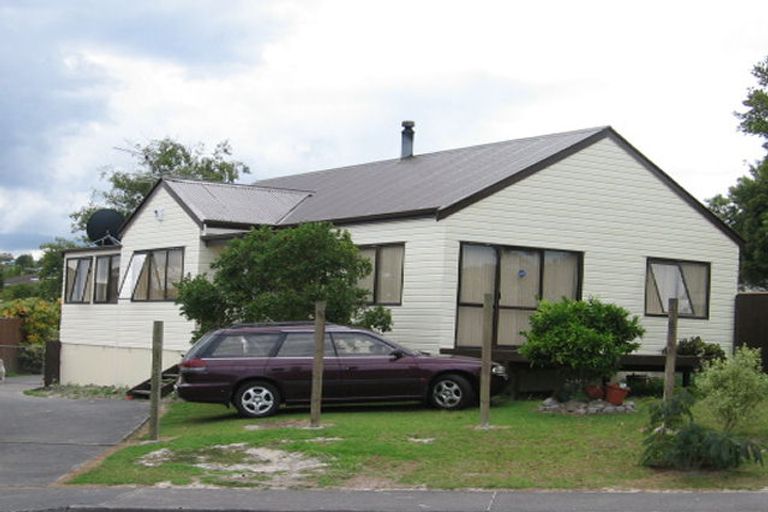 Photo of property in 16 West Harbour Drive, West Harbour, Auckland, 0618