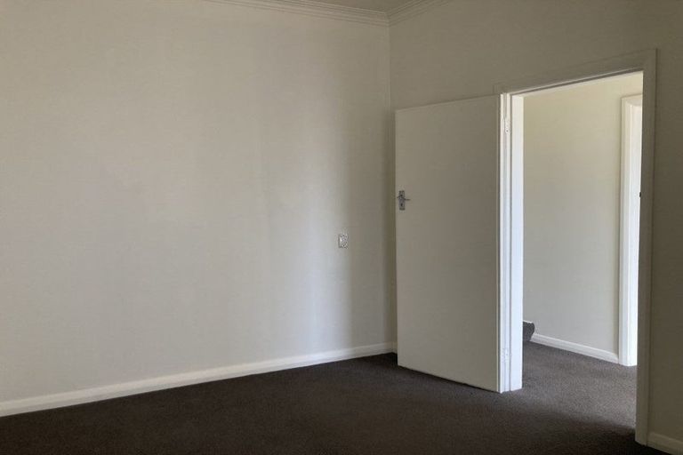 Photo of property in 98a Northland Road, Northland, Wellington, 6012