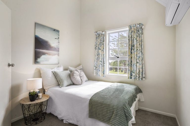 Photo of property in 2/1 Cascades Road, Pakuranga Heights, Auckland, 2010