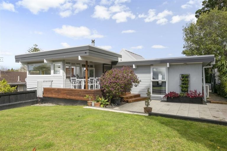 Photo of property in 43 Knightsbridge Drive, Forrest Hill, Auckland, 0620