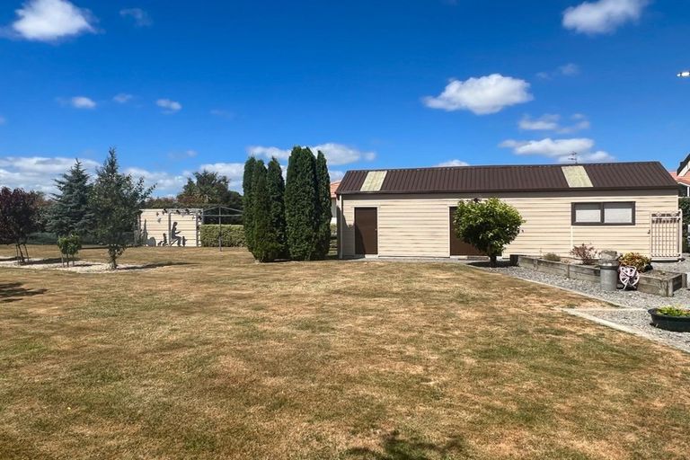 Photo of property in 8 Daffodil Grove, Carterton, 5713