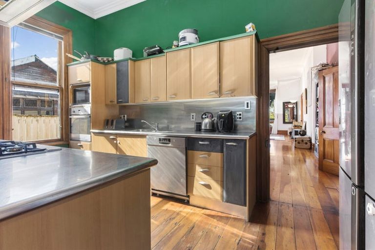 Photo of property in 102 Derwent Street, Island Bay, Wellington, 6023