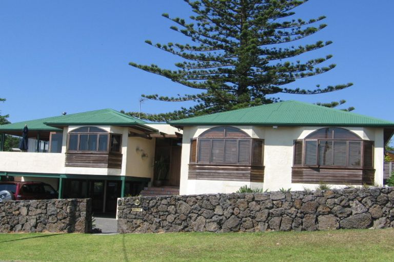 Photo of property in 2/2 Falmouth Street, Murrays Bay, Auckland, 0630