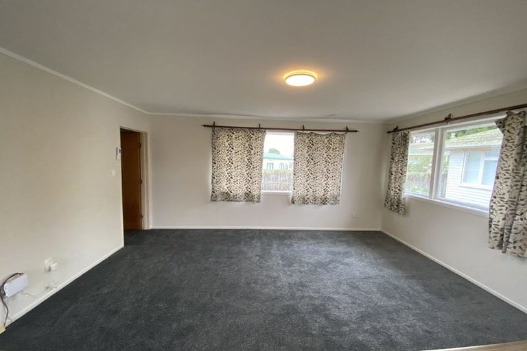 Photo of property in 3 Tiroroa Avenue, Te Atatu South, Auckland, 0610