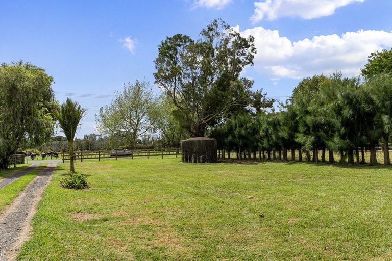 Photo of property in 9 Taupaki Road, Taupaki, Henderson, 0782