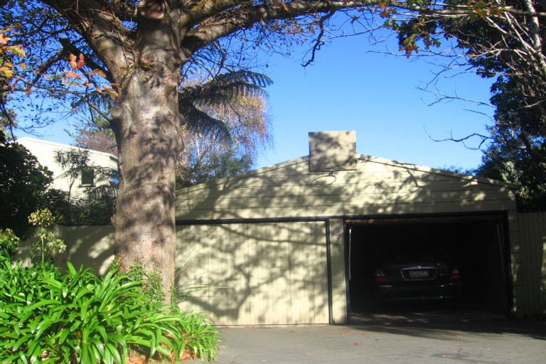 Photo of property in 2 Walter Road, Lowry Bay, Lower Hutt, 5013