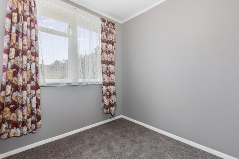 Photo of property in 21 York Place, Cannons Creek, Porirua, 5024