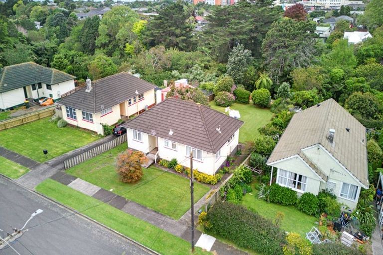 Photo of property in 42 Banks Street, Marfell, New Plymouth, 4310