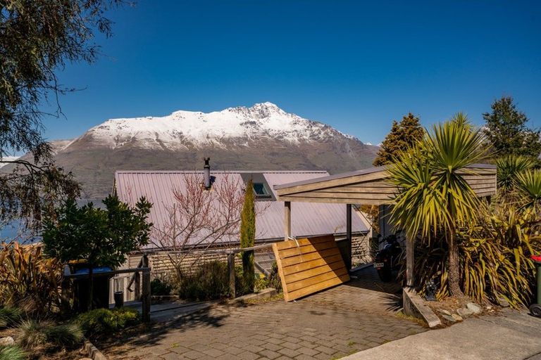 Photo of property in 8 Caples Place, Fernhill, Queenstown, 9300