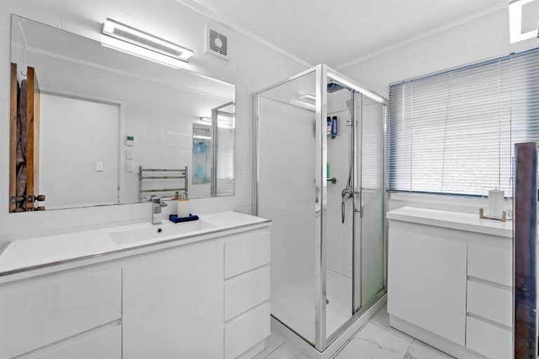 Photo of property in 2/109 Oaktree Avenue, Browns Bay, Auckland, 0630