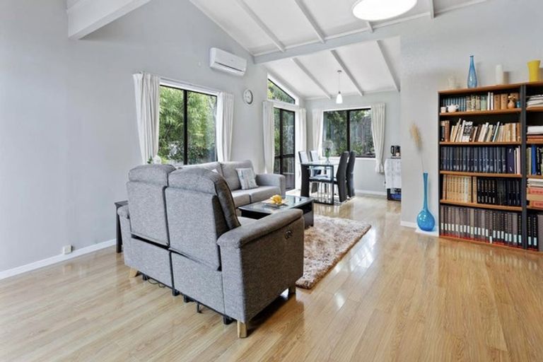 Photo of property in 30 Mannering Place, Hillcrest, Auckland, 0627