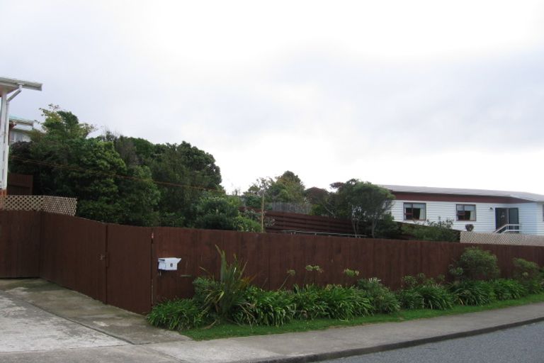Photo of property in 6 Bloomsbury Grove, Newlands, Wellington, 6037