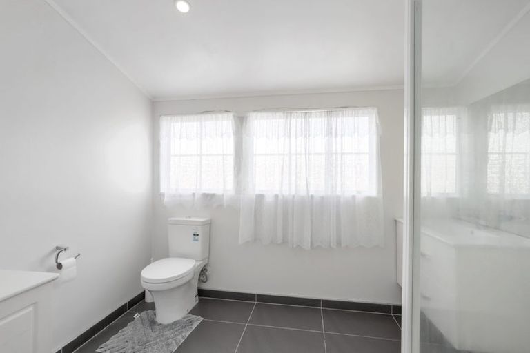 Photo of property in 229 Edmonton Road, Te Atatu South, Auckland, 0610