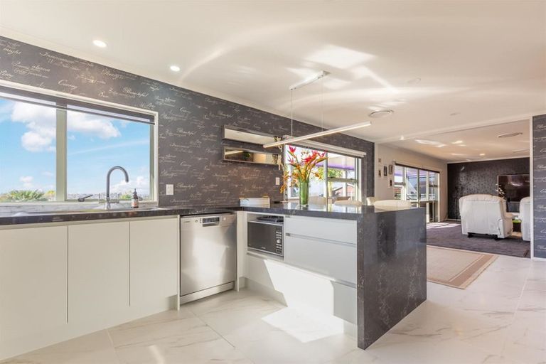 Photo of property in 6 Hogarth Rise, West Harbour, Auckland, 0618