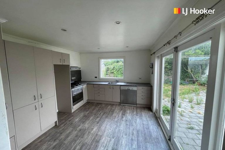 Photo of property in 122 Hargest Crescent, Saint Clair, Dunedin, 9012