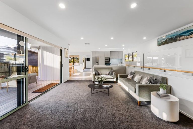 Photo of property in 184b Whangaparaoa Road, Red Beach, 0932