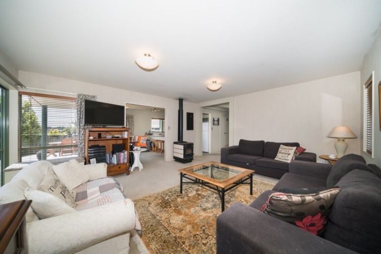Photo of property in 5 Abby Road, Fitzherbert, Palmerston North, 4410