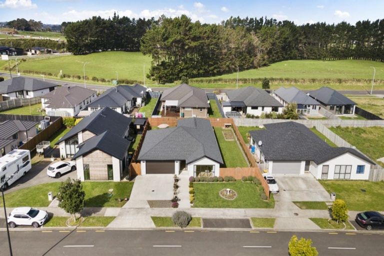 Photo of property in 24 Opouatu Avenue, Glenbrook, Waiuku, 2681