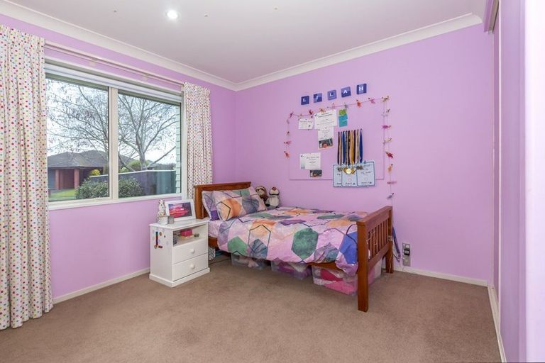 Photo of property in 1 Whio Close, Parklands, Christchurch, 8083