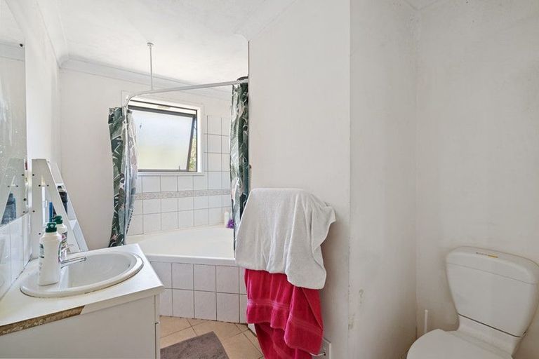 Photo of property in 12 Hocken Place, Mangere Bridge, Auckland, 2022