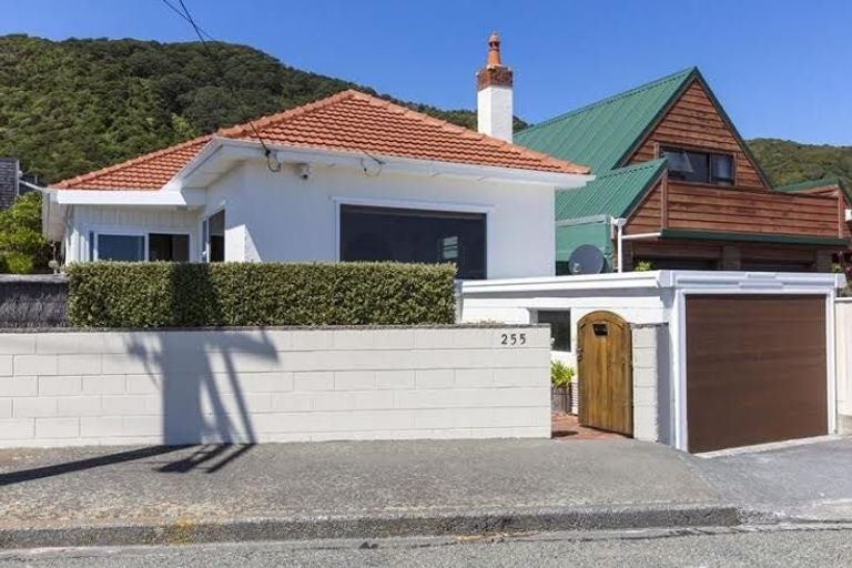 Photo of property in 255 Marine Parade, Eastbourne, Lower Hutt, 5013