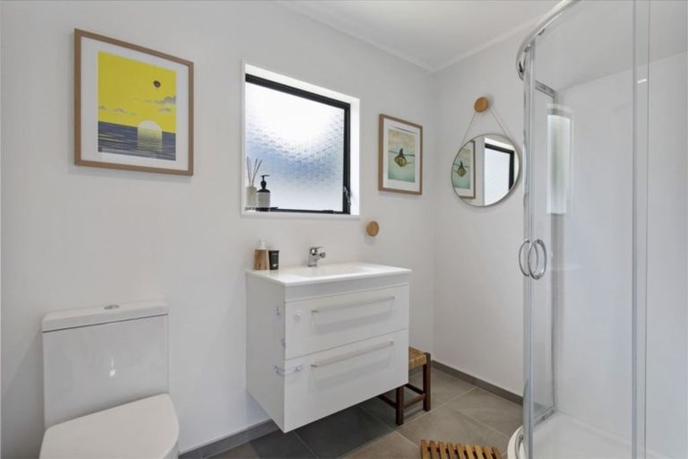 Photo of property in 1/10 Oreil Avenue, West Harbour, Auckland, 0618