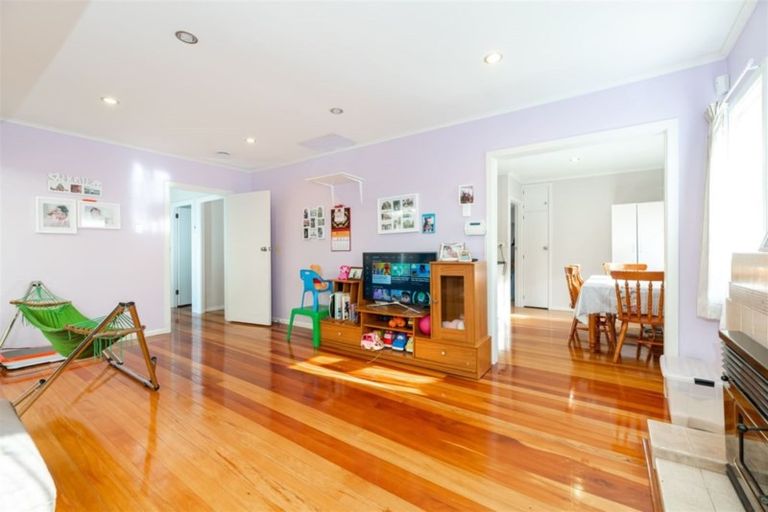 Photo of property in 9 Stephen Avenue, Henderson, Auckland, 0610