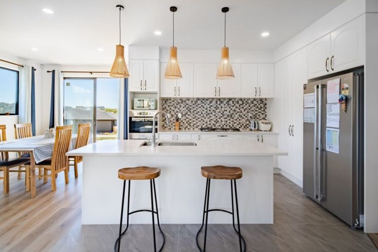 Photo of property in 11 Resolution Drive, Gulf Harbour, Whangaparaoa, 0930