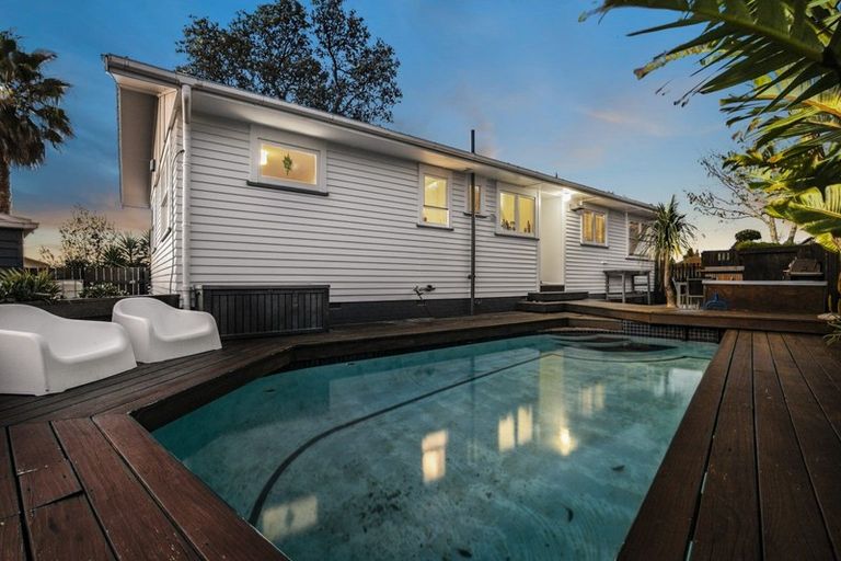 Photo of property in 2 Thomas Rea Place, Te Atatu South, Auckland, 0610