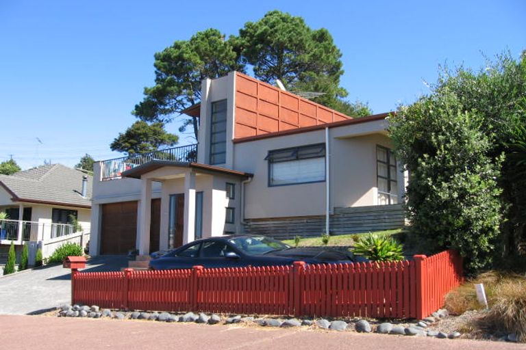 Photo of property in 16 Glenreagh Place, Torbay, Auckland, 0630