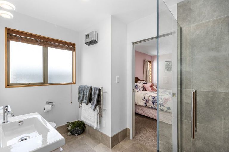 Photo of property in 33 Crofton Road, Harewood, Christchurch, 8051