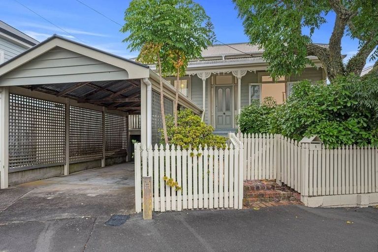 Photo of property in 5 Shoal Bay Road, Devonport, Auckland, 0624