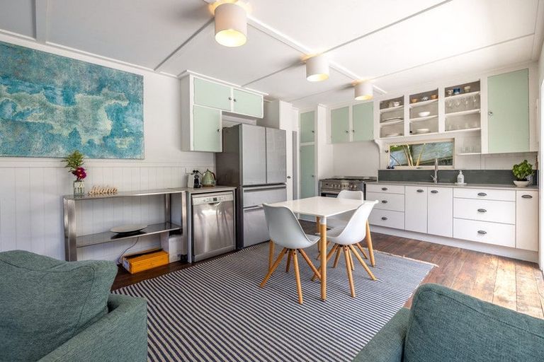 Photo of property in 70 Queens Drive, Oneroa, Waiheke Island, 1081