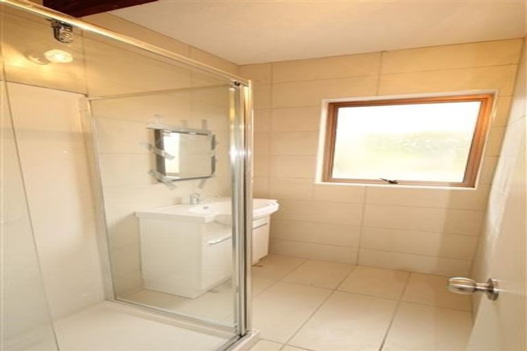 Photo of property in 24 Edgeworth Road, Glenfield, Auckland, 0629