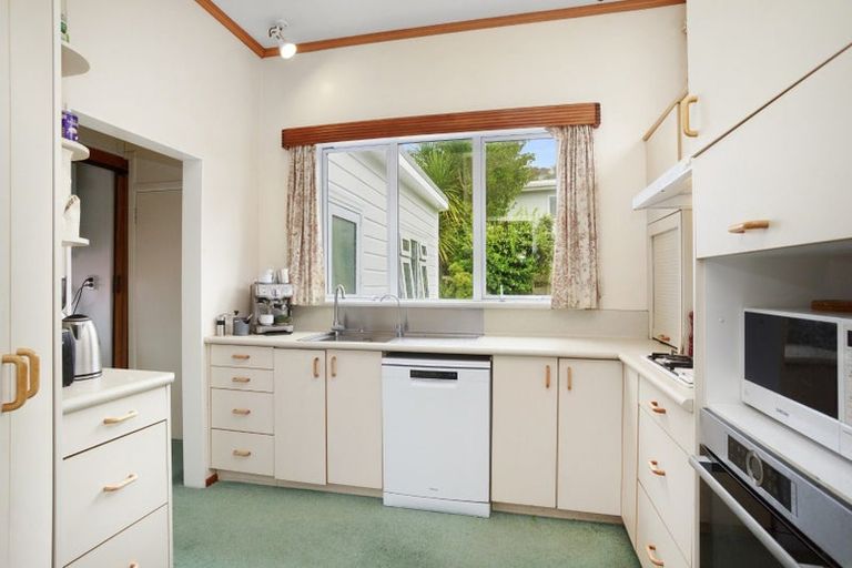 Photo of property in 9 Apuka Street, Brooklyn, Wellington, 6021