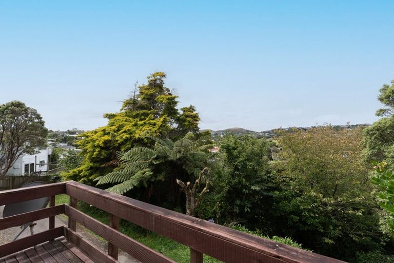 Photo of property in 6a Stella Grove, Newlands, Wellington, 6037