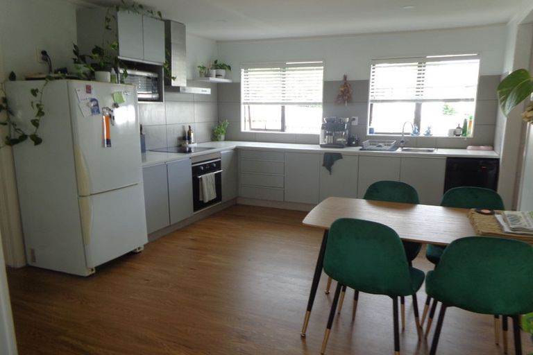 Photo of property in 114 Colwill Road, Massey, Auckland, 0614