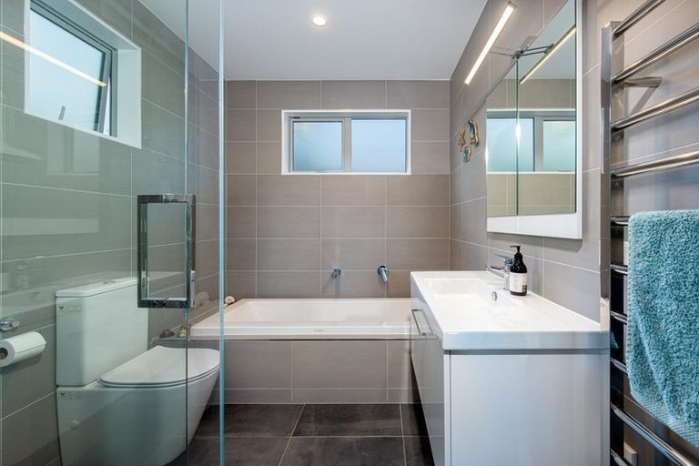 Photo of property in 3a Rossmore Terrace, Murrays Bay, Auckland, 0630