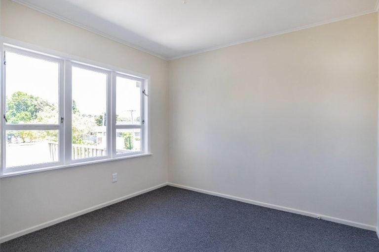 Photo of property in 3 Phelps Place, Glendene, Auckland, 0602